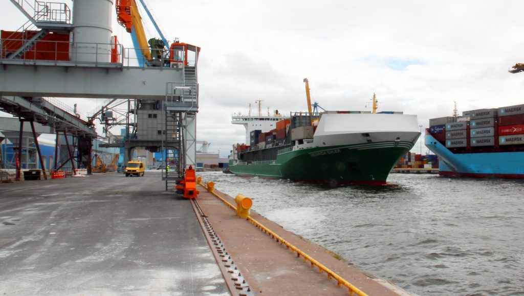Rahtilaiva saapumassa Gävlen satamaan.