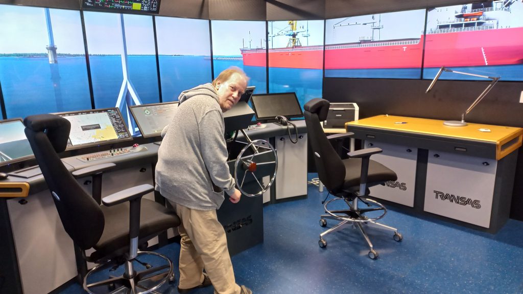 Jari Kumlander seisoo merenkulun simulaattorin komentosillalla.