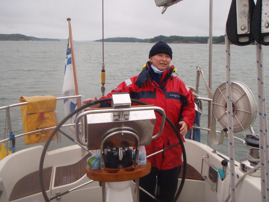 Meri-Maija Marva ohjaa purjevenettä.