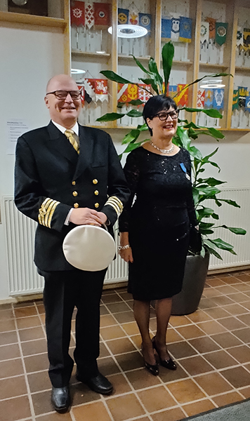 Heikki Koivisto ja Riitta Tempakka pseeraavat juhlapuvuissa.