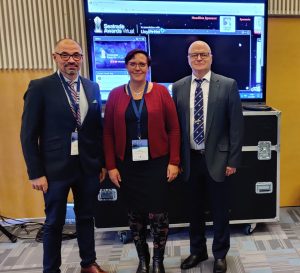 Olli Soininen, Minna Keinänen-Toivola and Heikki Koivisto are posing in front of the Seatrade Awards broadcast.