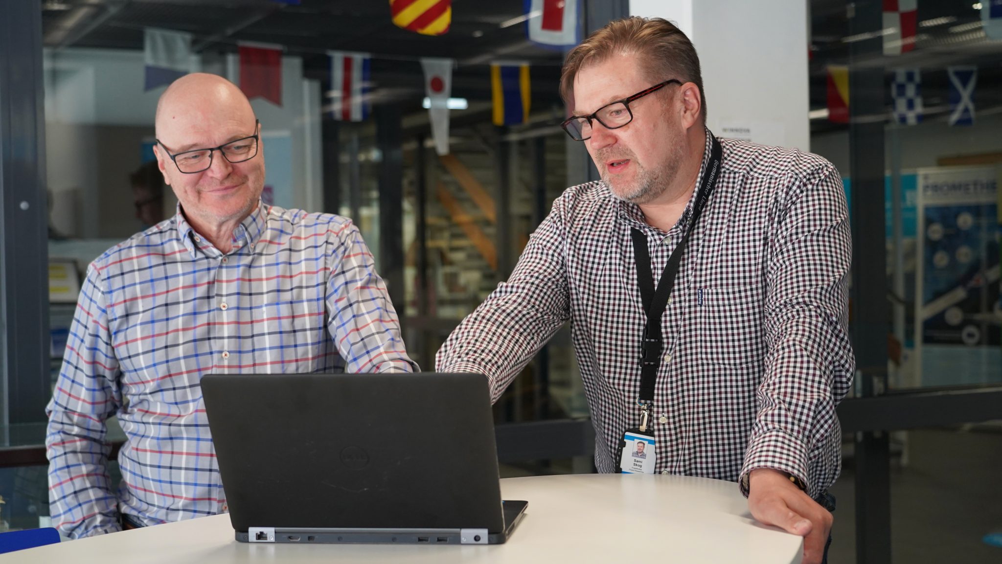 Heikki Koivisto ja Sami Skog kannettavan tietokoneen ääressä.