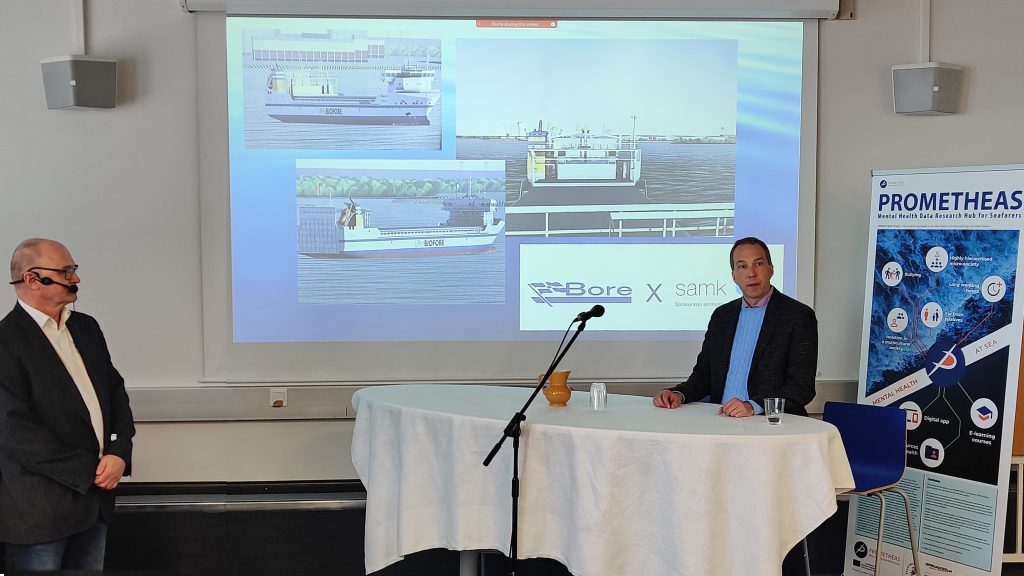 Heikki Koivisto (SAMK) ja Mikko Hakala (Bore) esittelemässä uutta simulaattoriin lisättyä laivamallia Prometheas-seminaarissa.