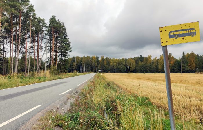 Tie, jonka laidassa bussipysäkin merkki.