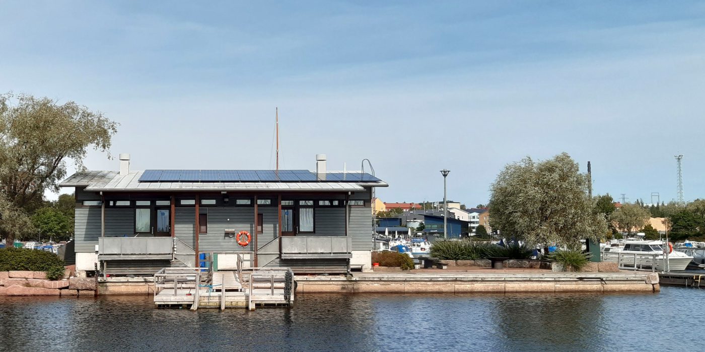 Aurinkopaneelit Kotkan Sapokan satamarakennuksen katolla.