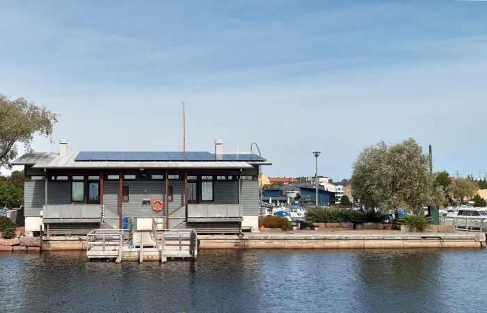 Aurinkopaneelit Kotkan Sapokan satamarakennuksen katolla.
