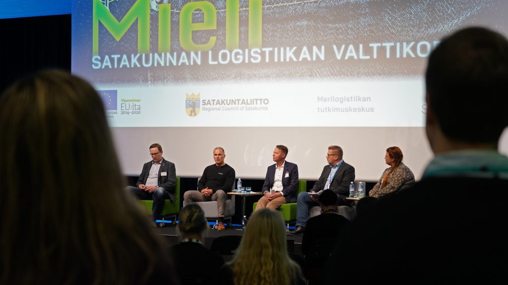 Paneelikeskustelun osallistujat lavalla Digi ja Mieli -tapahtumassa.