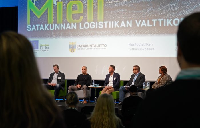 Paneelikeskustelun osallistujat lavalla Digi ja Mieli -tapahtumassa.