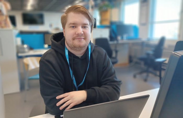 Sami Alatörmä SAMKARIT Sami Alatörmä poseeraa läppärinn äärellä.