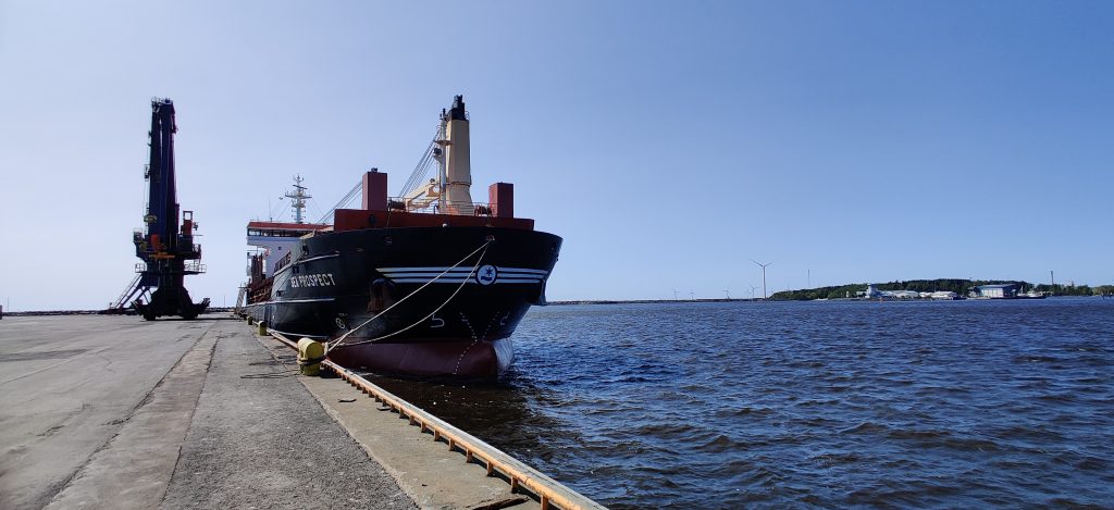 Konttilaiva satamassa.