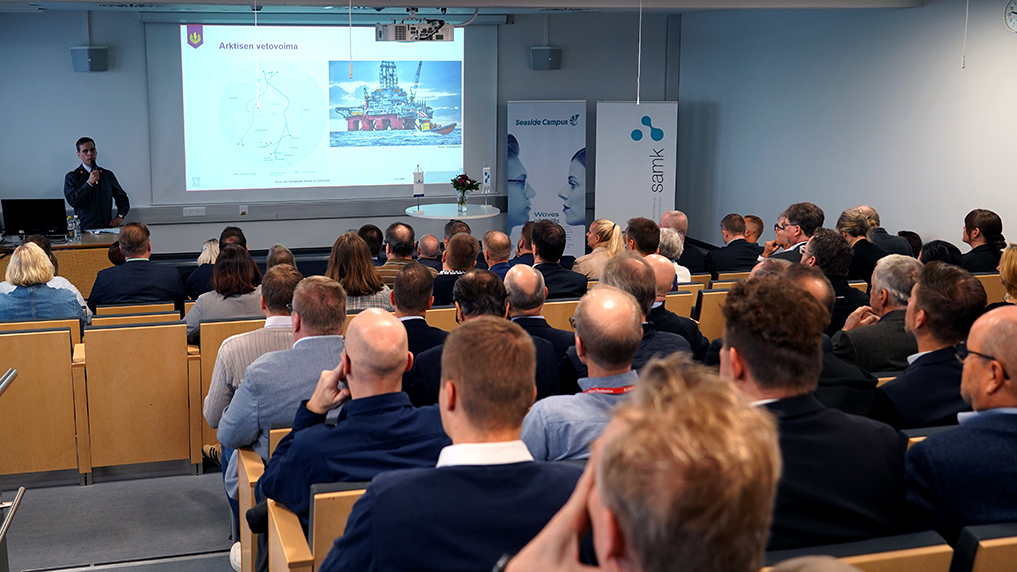 Majuri Antti Pihlajamaa pitämässä esitystä auditoriossa.