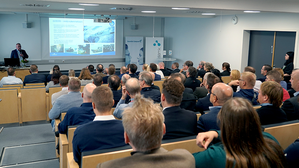 Timo Ståhlhammar pitämässä esitystä auditoriossa.