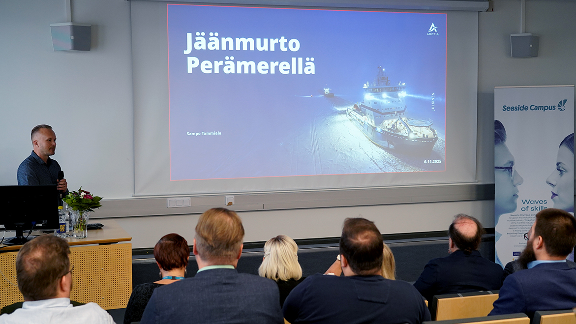 Sampo Tammiala esittelee jäänmurtoa auditoriossa.