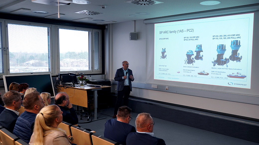 Tom Ekegren pitää esitystä auditoriossa.