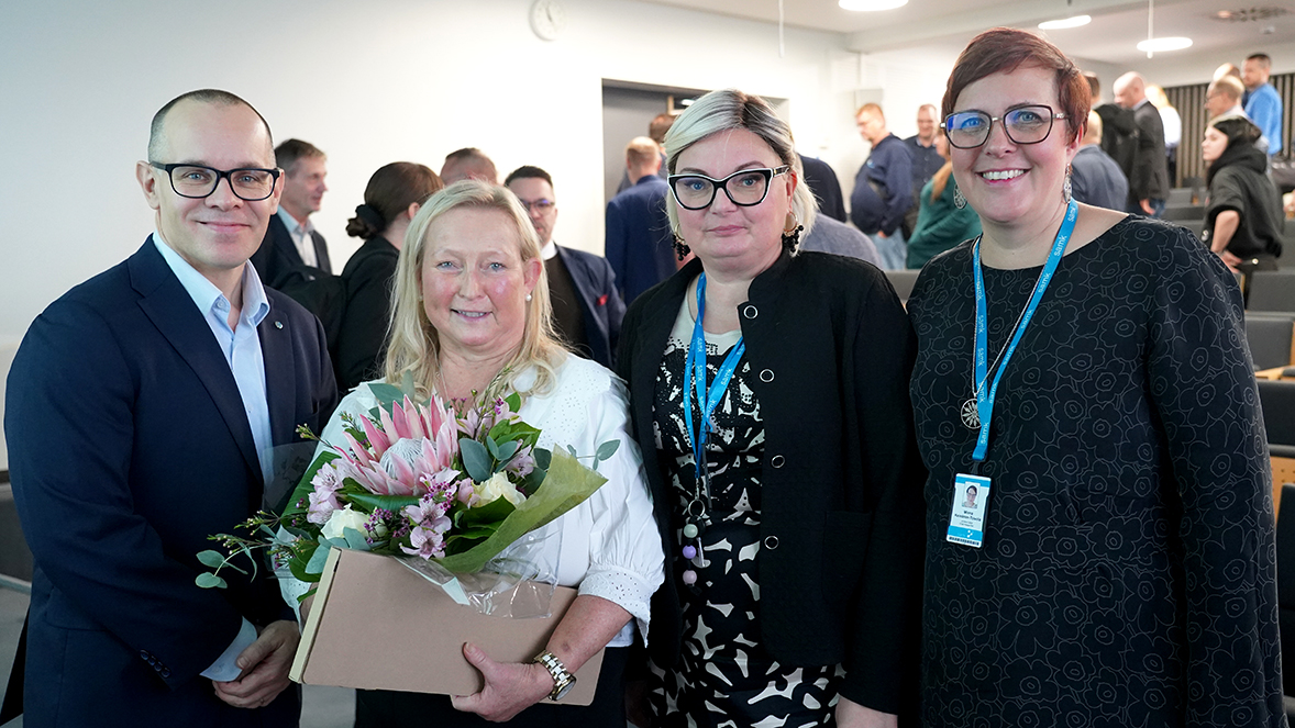 <b>Meri-Maija Marva</b> was honored with flowers for her long and impactful career. She has promoted Arctic shipping expertise for years and has been a consistent advocate for it at SAMK.