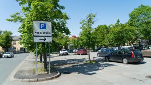 KEskusaukion parkkipaikka. Parkkipaikalla autoja.