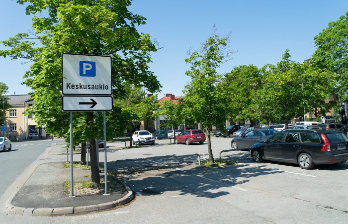 KEskusaukion parkkipaikka. Parkkipaikalla autoja.