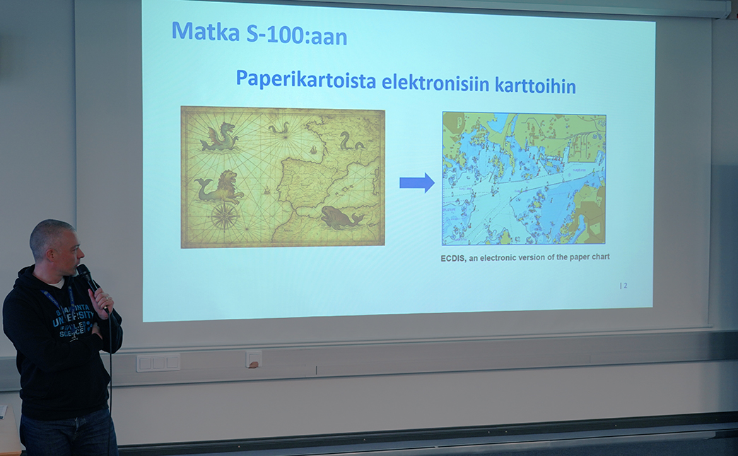 Antti Värre auditorion edessä pitämässä puhe-esitystä.