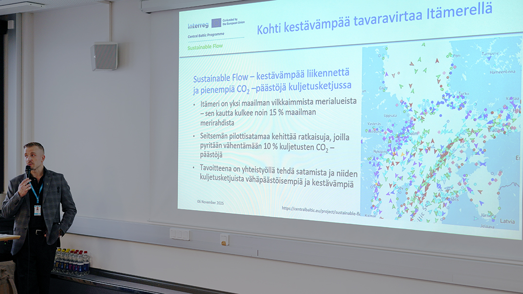 Mika Lindfors auditorion edessä pitämässä puhe-esitystä.