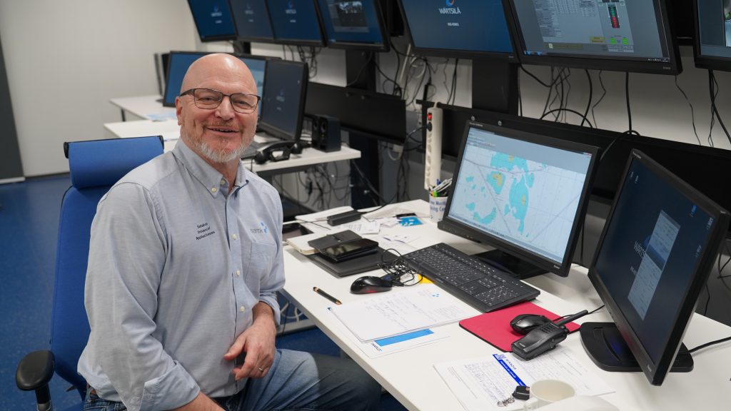 Heikki Koivisto simulaattorin valvomossa.