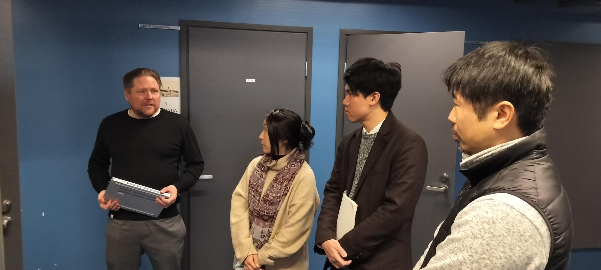 Koki Matsushima, Shohei Goto, Asami Shimada ja Marko Löytökorpi luokkatilassa.