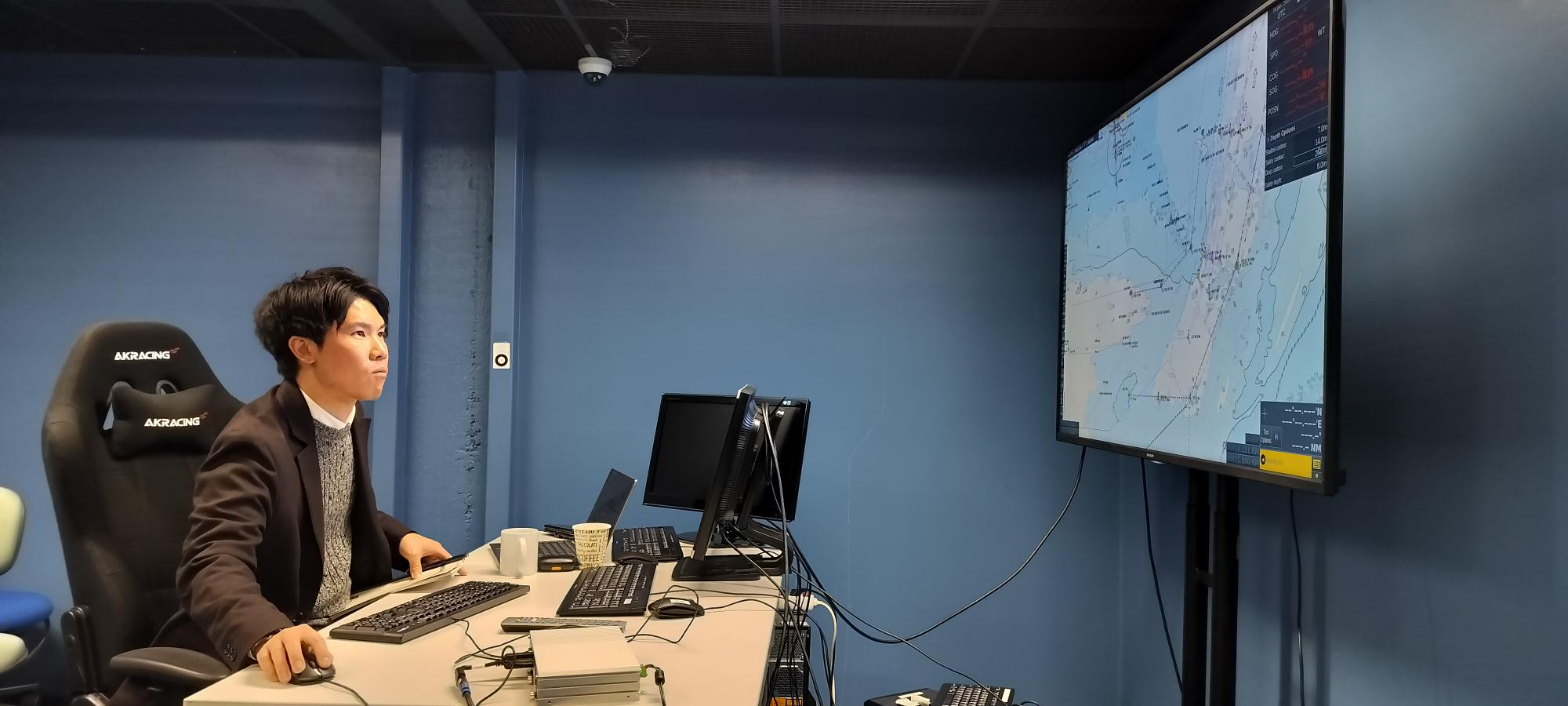 Henkilö käyttää tietokonetta.