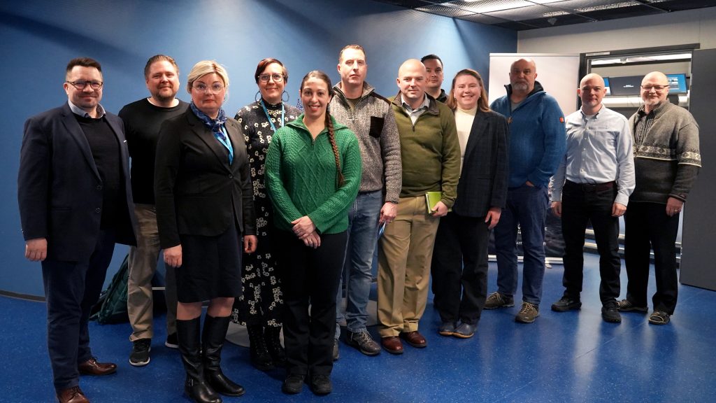 Ryhmäkuva, jossa SAMKilaisia ja amerikan rajavartioston henkilöitä.