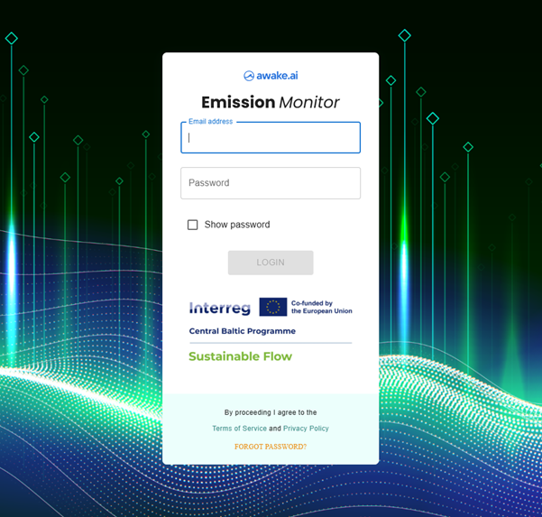 Kuvassa on Emission Monitor -palvelun kirjautumissivu. Keskellä näkyy lomake, jossa on kentät sähköpostiosoitteelle ja salasanalle, valinta salasanan näyttämiselle ja harmaana näkyvä Login-painike. Lomakkeen alapuolella näkyvät Interreg Central Baltic -ohjelman ja Sustainable Flow -hankkeen logot. Taustalla on tummasävyinen graafinen kuva vihreistä ja sinisistä valoviivoista.