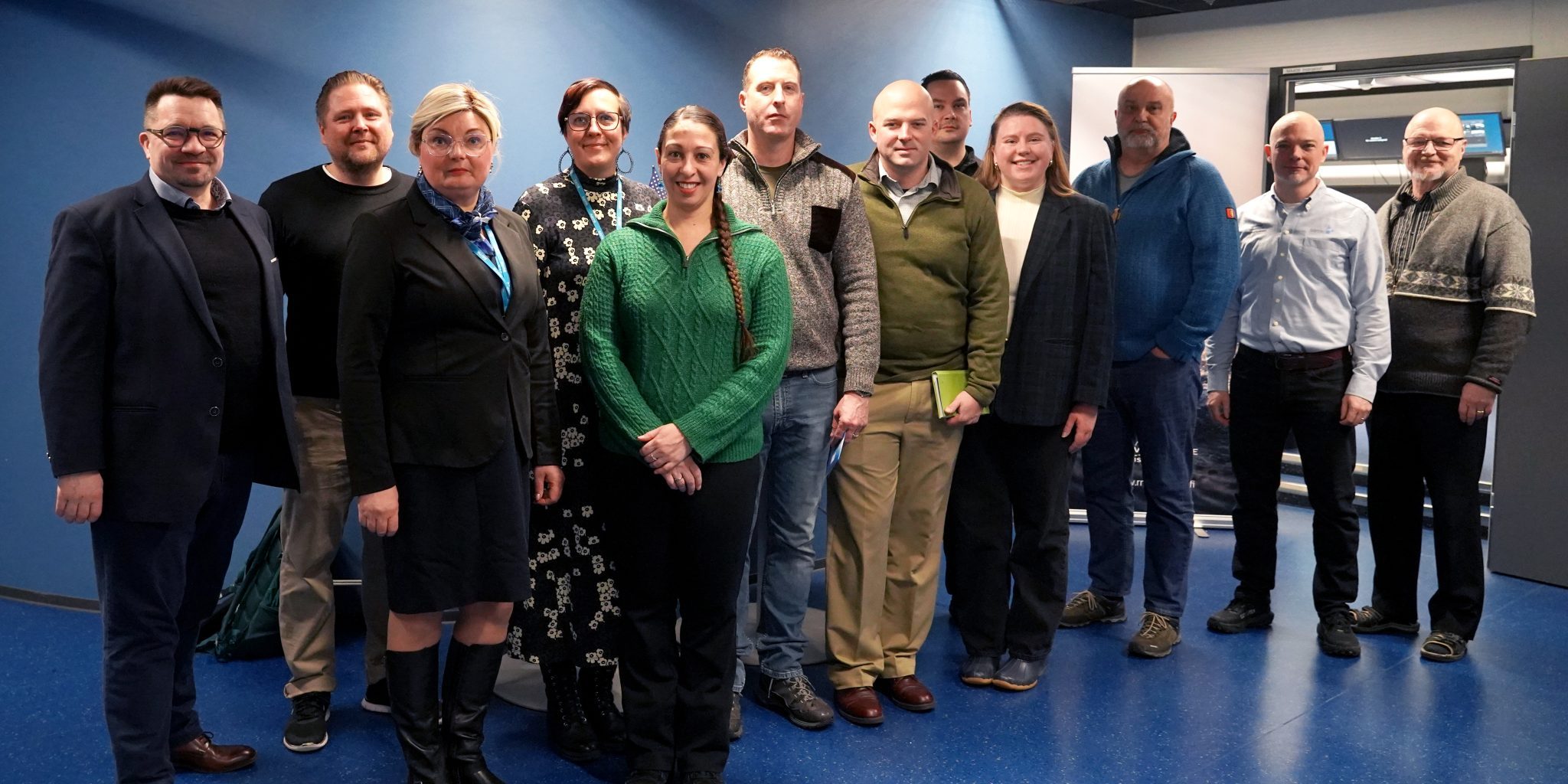 Ryhmäkuva, jossa SAMKilaisia ja amerikan rajavartioston henkilöitä.