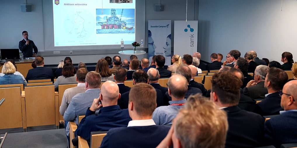 Majuri Antti Pihlajamaa pitämässä esitystä auditoriossa.