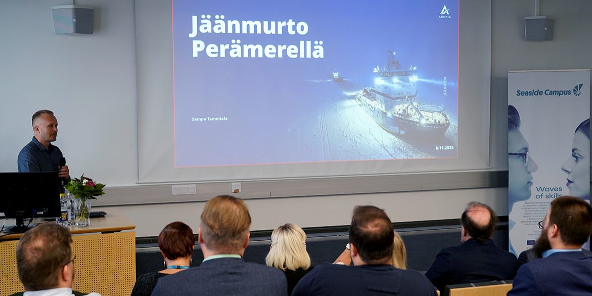 Sampo Tammiala esittelee jäänmurtoa auditoriossa.
