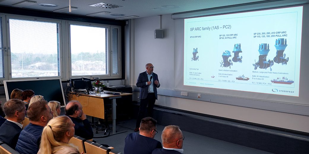 Tom Ekegren pitää esitystä auditoriossa.