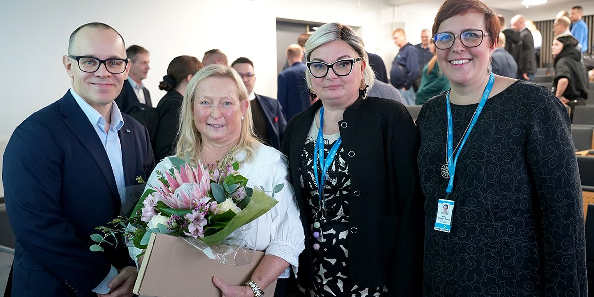 <b>Meri-Maija Marva </b>kukitettiin pitkän ja vaikuttavan uransa kunniaksi. Hän on vuosien ajan edistänyt arktisen merenkulun osaamista ja toiminut sen johdonmukaisena puolestapuhujana SAMKissa.