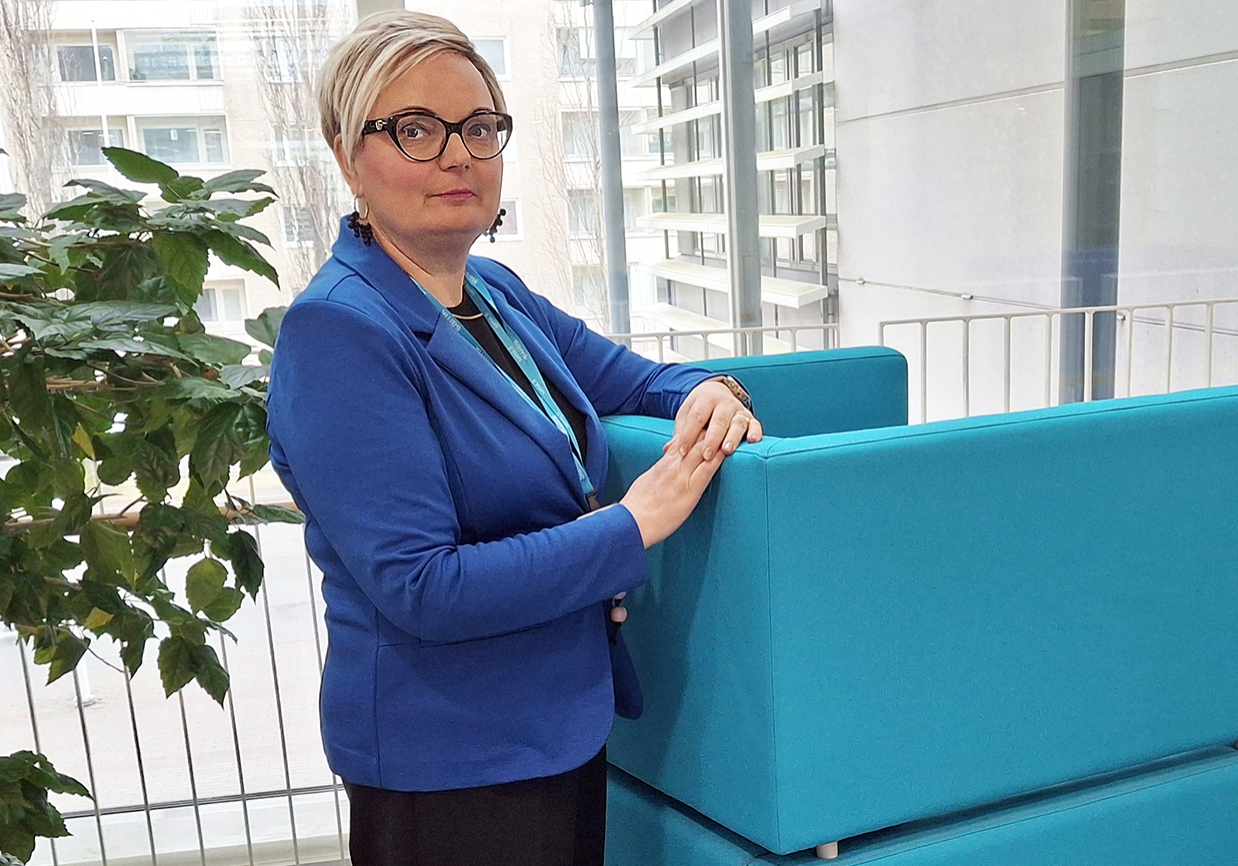 Katri Piia2 Katri-Piia Rajala poseeraan seisten.