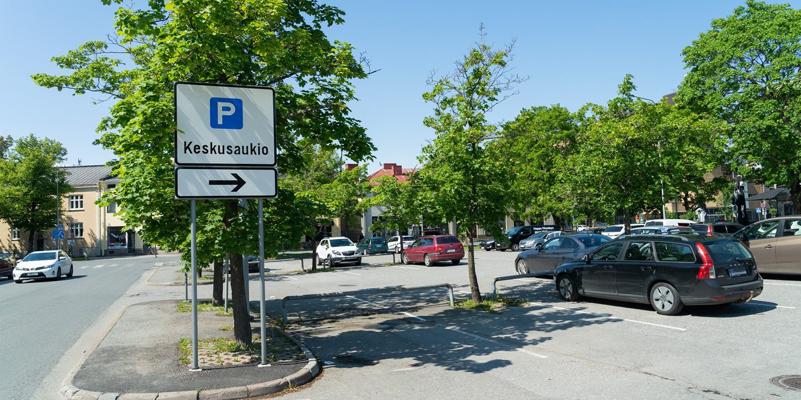 KEskusaukion parkkipaikka. Parkkipaikalla autoja.