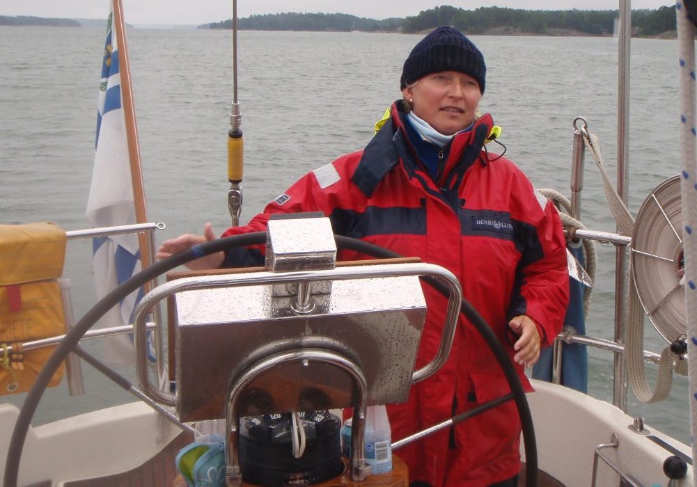 Meri-Maija Marva ohjaa purjevenettä.